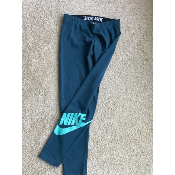 LIKE NEW NIKE LEGGINGS - Picture 2 of 4